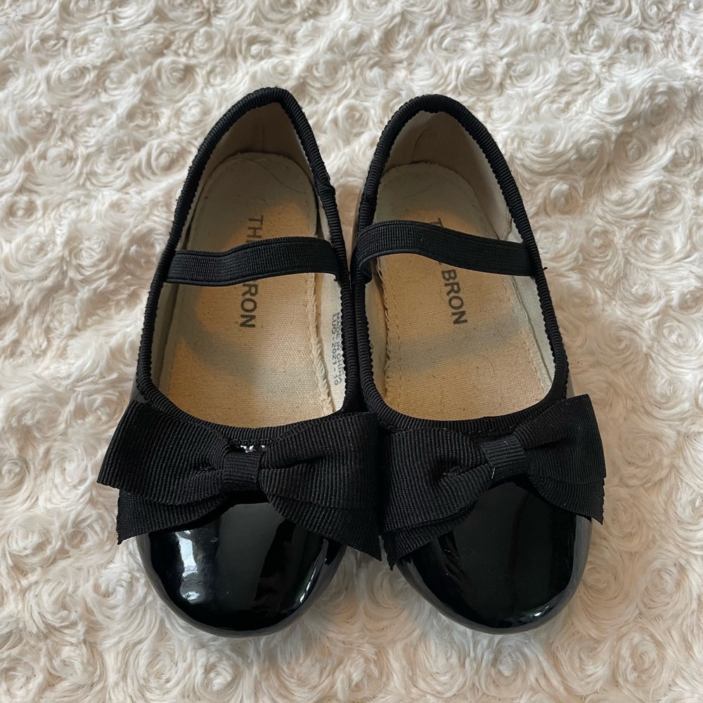 Dress shoes with bow